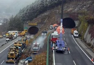 笹子トンネル天井版崩落事故の写真
